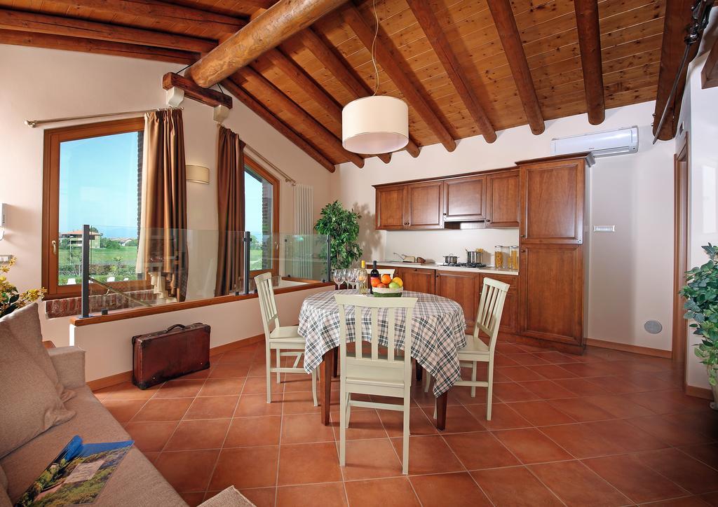 Residence Borgo Mondragon Λατζίζε Δωμάτιο φωτογραφία